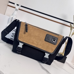 Loewe 高品質 (全鋼五金)新款 中號帆布和絨面革Flex郵差包 采用梯形