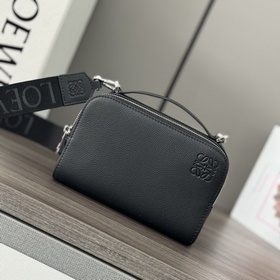 Loewe 新款 多功能迷你斜挎相機包功能實用，設有兩個拉鍊隔層 。此版本采用