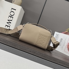 Loewe 新款 多功能迷你斜挎相機包功能實用，設有兩個拉鍊隔層 。此版本采用