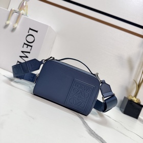 Loewe 新款 多功能迷你斜挎相機包功能實用，設有兩個拉鍊隔層 。此版本采用