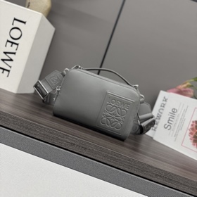Loewe 新款 多功能迷你斜挎相機包功能實用，設有兩個拉鍊隔層 。此版本采用