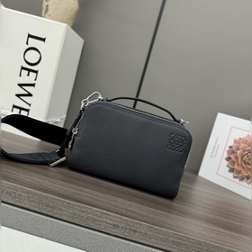 Loewe 新款 多功能迷你斜挎相機包功能實用，設有兩個拉鍊隔層 。此版本采用