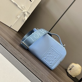 Loewe  新款 小盒子 相機包  男女同款 橫款相機包 一款功能性手袋