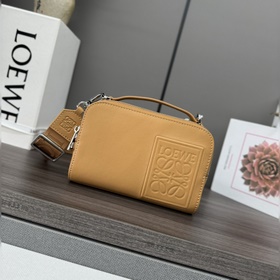 Loewe 新款 多功能迷你斜挎相機包功能實用，設有兩個拉鍊隔層 。此版本采用