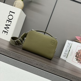 Loewe 新款 多功能迷你斜挎相機包功能實用，設有兩個拉鍊隔層 。此版本采用
