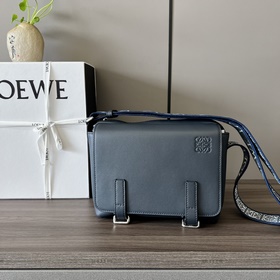 Loewe  2022新款 柔軟光滑牛皮革和提花布軍用郵差包 拉鍊頂部隔層以