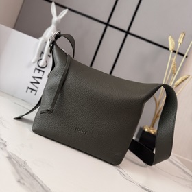 Loewe  新款柔軟鹿紋粒面牛皮革Loop Hobo 手袋呈現柔軟的流行線，
