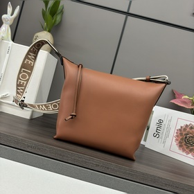 Loewe  新款 小號 柔軟光滑牛皮革和提花布CUBI 手袋 斜挎包是一款寬