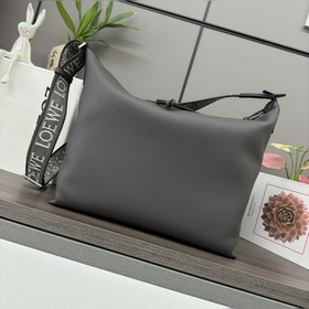 Loewe  新款 柔軟光滑牛皮革和提花布CUBI 手袋 CUBI斜挎包是一