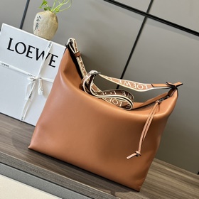 Loewe  新款 柔軟光滑牛皮革和提花布CUBI 手袋 CUBI斜挎包是一款
