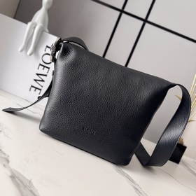 Loewe  新款柔軟鹿紋粒面牛皮革Loop Hobo 手袋呈現柔軟的流行線，