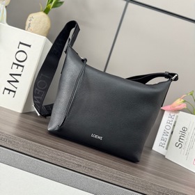 Loewe  新款柔軟粒面牛皮革CUBI 斜挎包.是一款寬敞且柔軟的手袋*可輕
