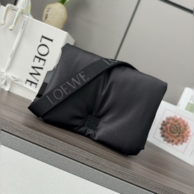 Loewe  尼龍Puffer Goya郵差包 新款 到貨 受到了Goya美