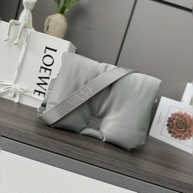 Loewe  尼龍Puffer Goya郵差包 新款 到貨 受到了Goya美