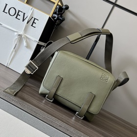 Loewe  military messenger軍事郵差包有一個拉鍊頂部隔