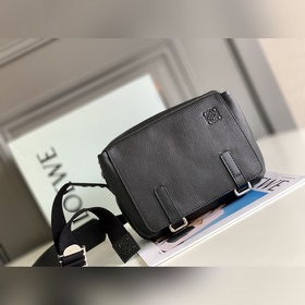 Loewe  military messenger軍事郵差包有一個拉鍊頂部隔
