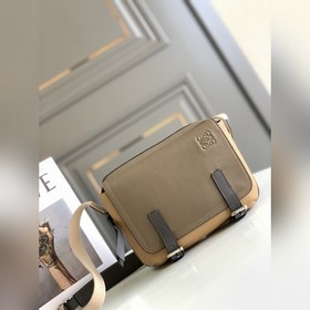 military messenger軍事郵差包有一個拉鍊頂部隔層以及一個額外的前