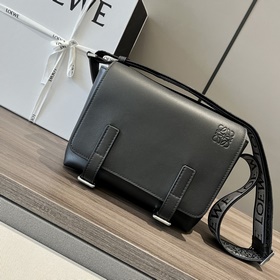 Loewe  2022新款 柔軟光滑牛皮革和提花布軍用郵差包 拉鍊頂部隔層以