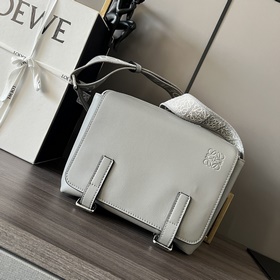 Loewe  2022新款 柔軟光滑牛皮革和提花布軍用郵差包 拉鍊頂部隔層以