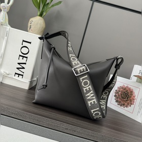 Loewe  新款 小號 柔軟光滑牛皮革和提花布CUBI 手袋 斜挎包是一款寬