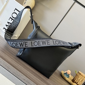 Loewe  新款 小號 柔軟光滑牛皮革和提花布CUBI 手袋 斜挎包是一款寬