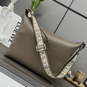 Loewe  新款 柔軟光滑牛皮革和提花布CUBI 手袋 CUBI斜挎包是一