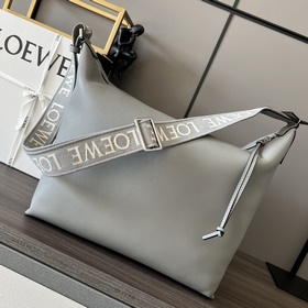 Loewe  新款 柔軟光滑牛皮革和提花布CUBI 手袋 CUBI斜挎包是一