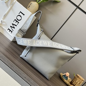 Loewe  新款 小號 柔軟光滑牛皮革和提花布CUBI 手袋 斜挎包是一款寬