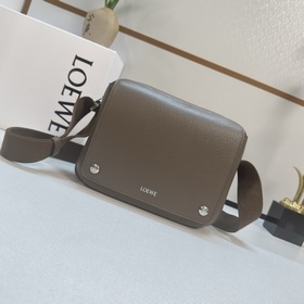 Loewe  新款 中號柔軟粒面牛皮革Pebble郵差包.采用實用精巧設計.配