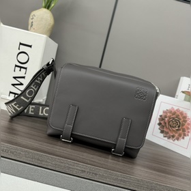 Loewe  2022新款 柔軟光滑牛皮革和提花布軍用郵差包 拉鍊頂部隔層以