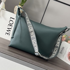 Loewe  新款 柔軟光滑牛皮革和提花布 CUBI斜挎包是一款寬敞且柔軟的
