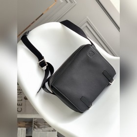 新品 military messenger經典信使包 此款一改過去經典郵差包做
