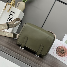 Loewe  2022新款 柔軟光滑牛皮革和提花布軍用郵差包 拉鍊頂部隔層以
