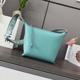 Loewe  新款 小號 柔軟光滑牛皮革和提花布CUBI 手袋 斜挎包是一款寬