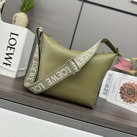 Loewe  新款 小號 柔軟光滑牛皮革和提花布CUBI 手袋 斜挎包是一款寬