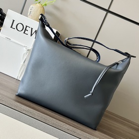 Loewe  新款 柔軟光滑牛皮革和提花布CUBI 手袋 CUBI斜挎包是一款