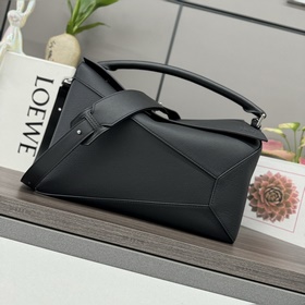 Loewe  新尺寸 柔軟粒面牛皮革Puzzle 手袋 Loewe  推出的
