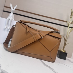 Loewe  新尺寸 大號柔軟鹿皮Puzzle 手袋 以别具一格的幾何線條勾勒