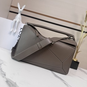 Loewe  新尺寸 大號柔軟鹿皮Puzzle 手袋 以别具一格的幾何線條勾勒