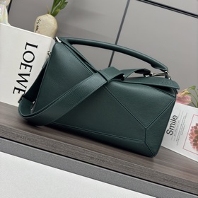 Loewe  新尺寸 大號柔軟鹿皮Puzzle 手袋 以别具一格的幾何線條勾勒