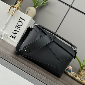 Loewe 中號柔軟牛皮革Puzzle 手袋 新色 Loewe 推出的首次亮