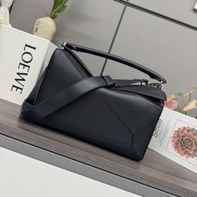 Loewe  新尺寸 大號柔軟鹿皮Puzzle 手袋 以别具一格的幾何線條勾勒