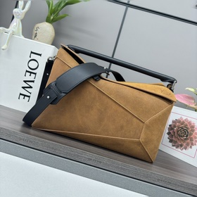 Loewe  Puzzle 手袋是創意總監喬納森·安德森(Jonathan A