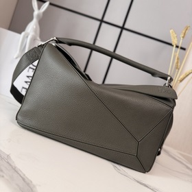 Loewe  新尺寸 大號柔軟鹿皮Puzzle 手袋 以别具一格的幾何線條勾勒