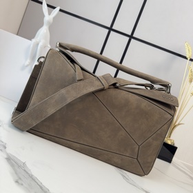 Loewe  新尺寸 大號粒面牛巴革Puzzle 手袋 以别具一格的幾何線條勾