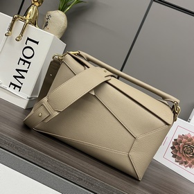 Loewe 中號粒面牛皮革Puzzle 手袋 新色 Loewe 推出的首次亮