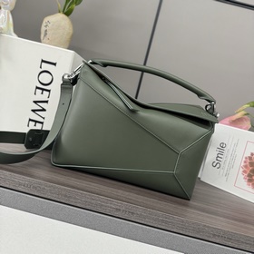 Loewe (男款無腳釘)中號粒面牛皮革Puzzle 手袋 新色 Loewe