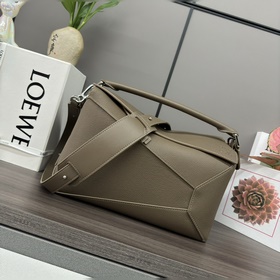 Loewe (男款)中號柔軟牛皮革Puzzle 手袋 新色 LOEW推出的首次