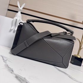 Loewe  新尺寸 大號柔軟鹿皮Puzzle 手袋 以别具一格的幾何線條勾勒