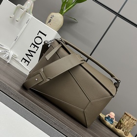 Loewe 中號粒面牛皮革Puzzle 手袋 新色 Loewe 推出的首次亮